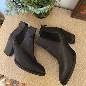 Aquatalia Black Heeled Ankle Boots Sz 9